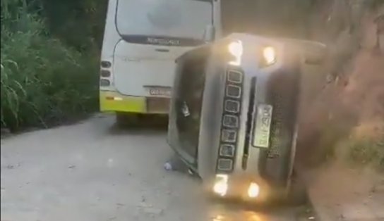 Com carro alugado, turma "mete veículo" em muro e sai dando risada na Bahia; vídeo viralizou 