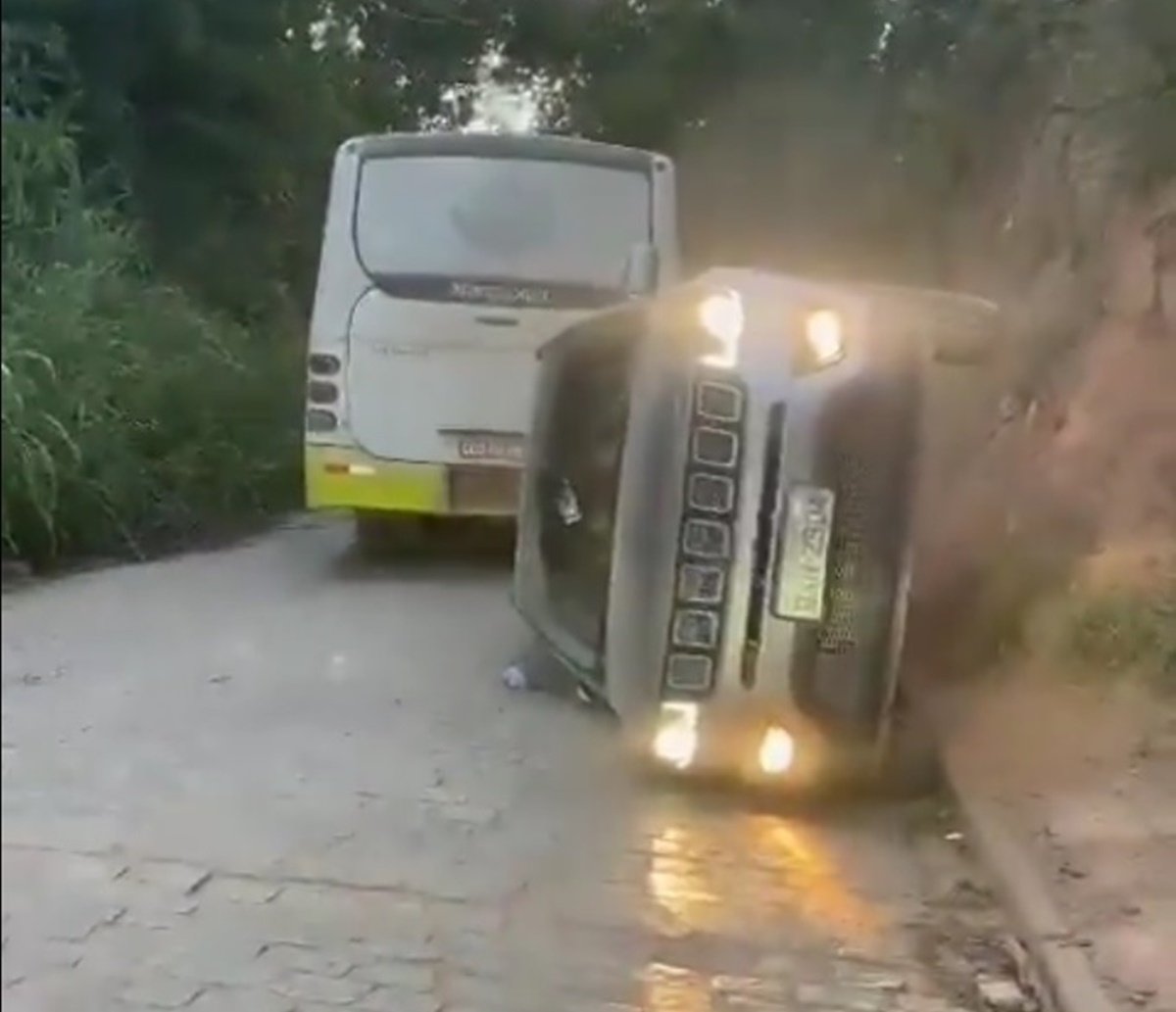 Com carro alugado, turma "mete veículo" em muro e sai dando risada na Bahia; vídeo viralizou 