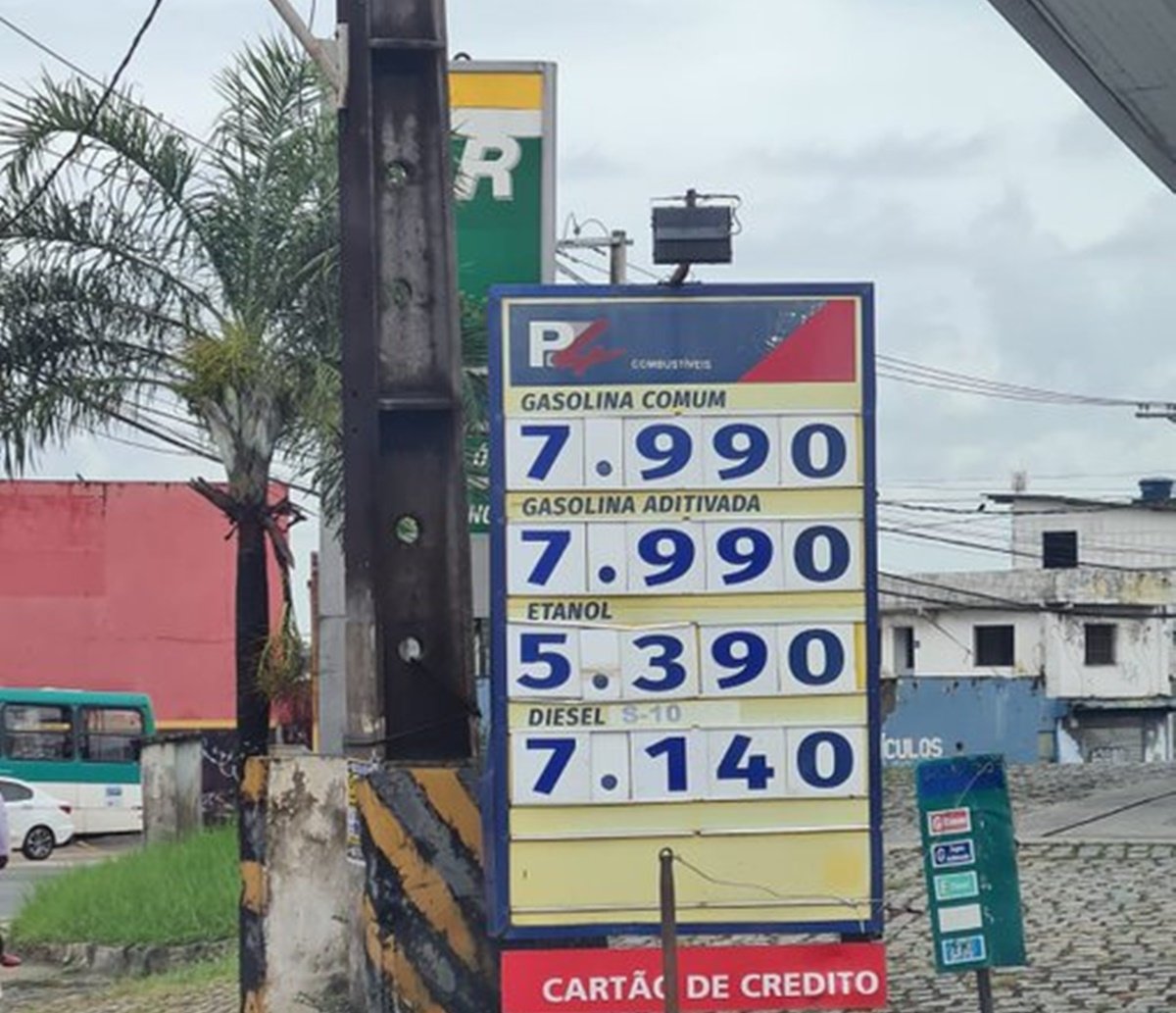 Após reajuste em refinaria, gasolina chega a quase R$ 8 em Salvador; interior do estado supera valor