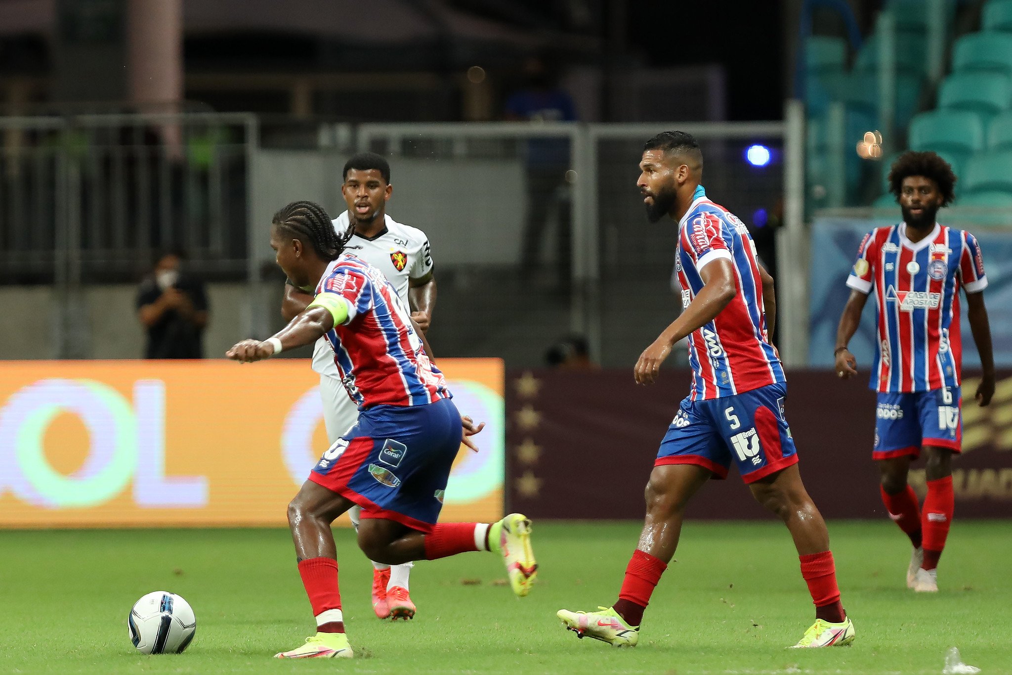 Em jogo com duas viradas, Bahia perde para o Sport pela Copa do Nordeste