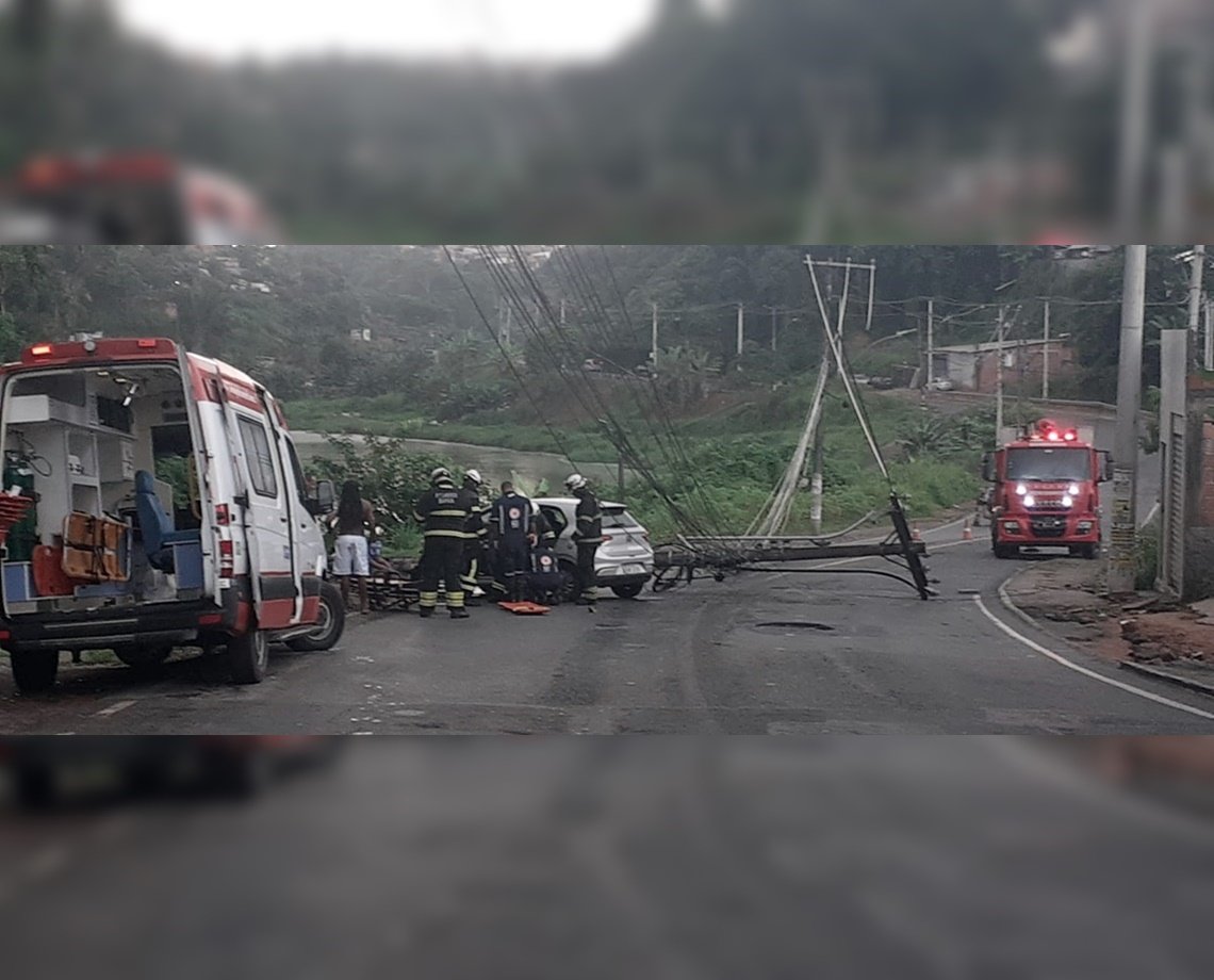 Ao menos três pessoas ficam feridas após carro bater em poste em Cajazeiras; região ficou sem luz