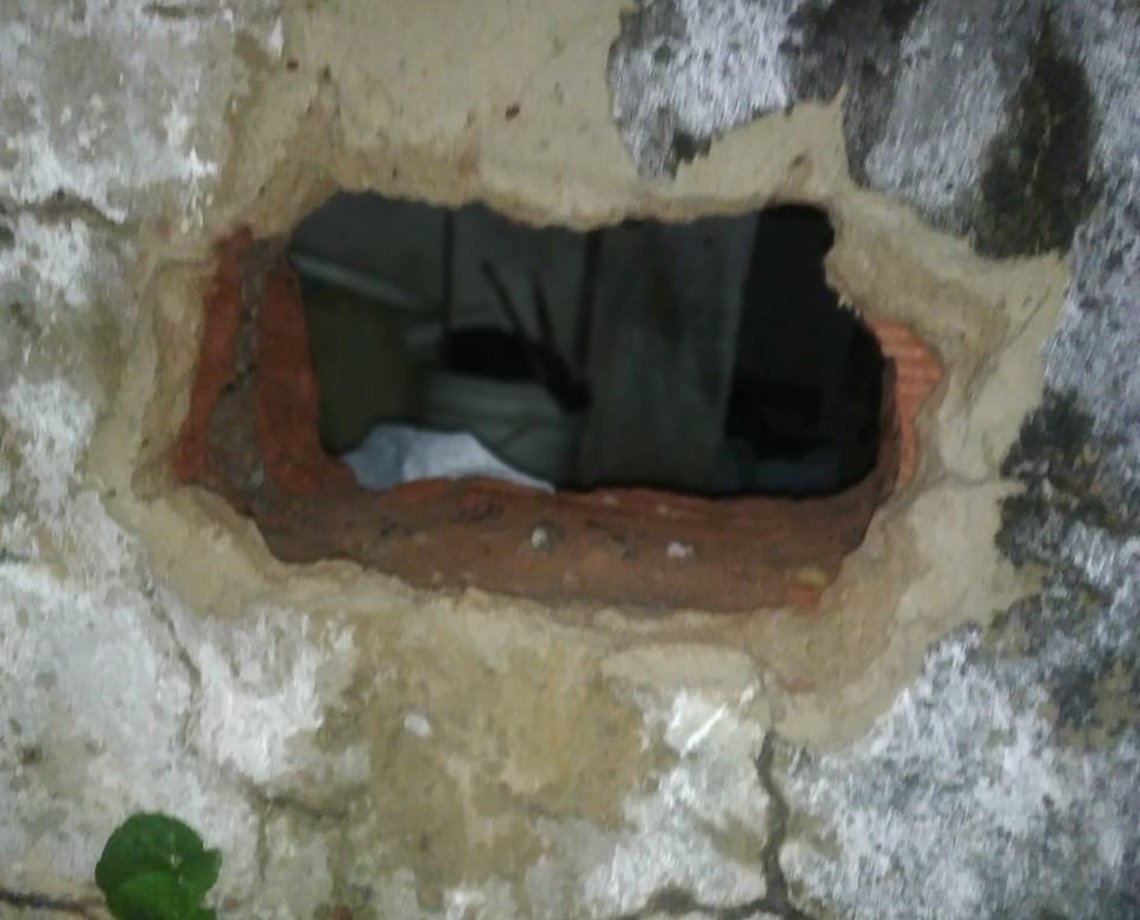 Tr&ecirc;s detentos fogem por meio de buraco na parede da Penitenci&aacute;ria Lemos de Brito