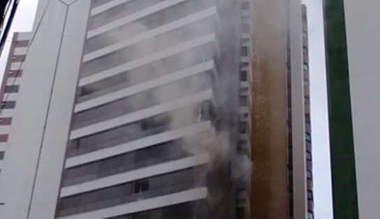 Incêndio atinge apartamento na Graça, em Salvador; Bombeiros no local