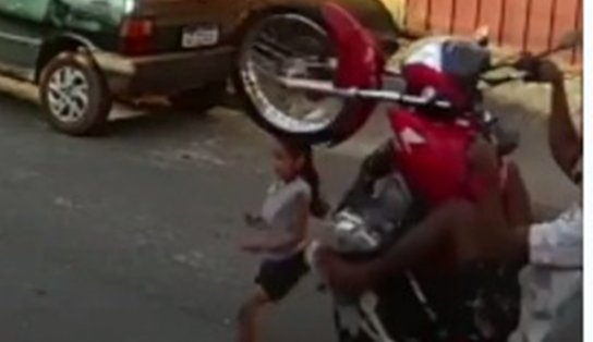 Imagem forte! Menina de 5 anos é atropelada por jovem que empinava moto e câmera flagra detalhes do acidente