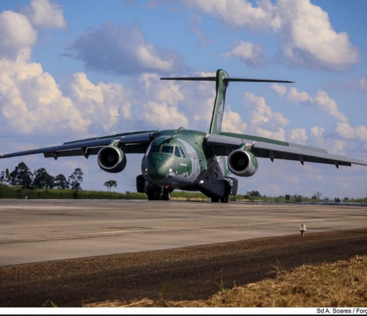 Avião da FAB que resgatou 42 brasileiros deixa a Polônia; crianças e passageiros de outras nações também estão no voo