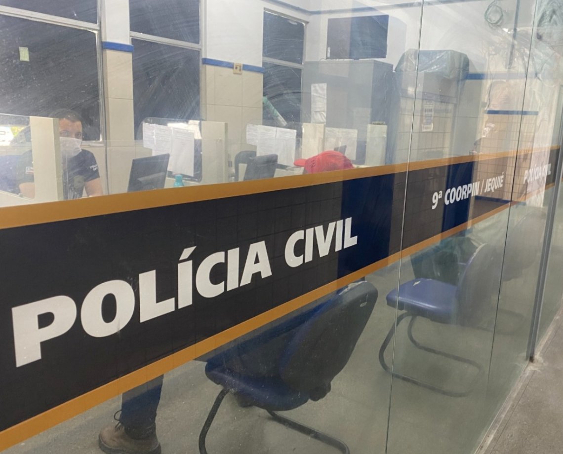 Após filho ficar devendo "na boca", dupla ameaça mãe de morte na Bahia e vai presa