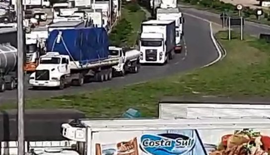 Vídeo: Caminhoneiros fazem protesto contra aumento de gasolina em Feira de Santana; ações similares acontecem em Salvador