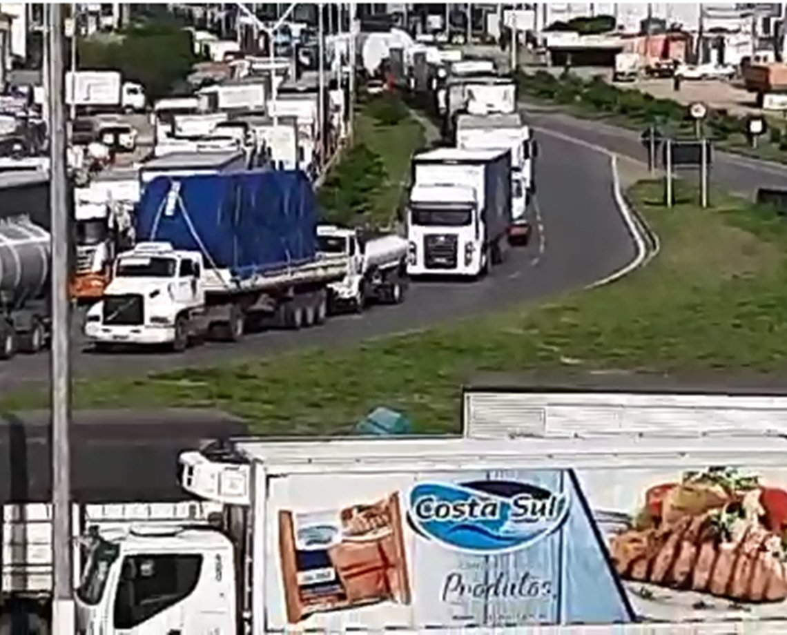 Vídeo: Caminhoneiros fazem protesto contra aumento de gasolina em Feira de Santana; ações similares acontecem em Salvador