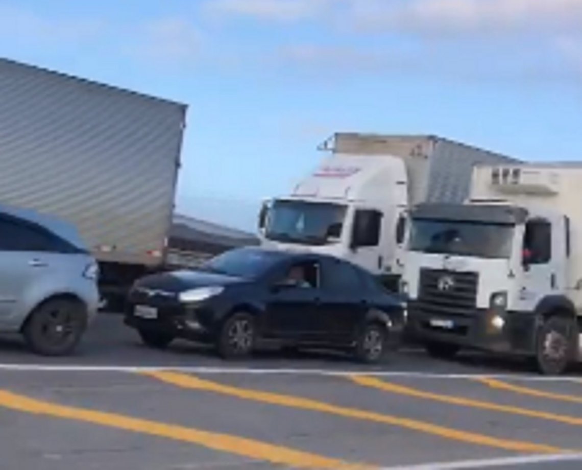 Protesto na BR-324 em trecho de Amélia Rodrigues causa congestionamento quilométrico no sentido Salvador