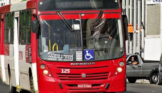 Ônibus da BTM amanhecem parados e deixam 'a pé' passageiros em Lauro de Freitas; estariam sem combustível