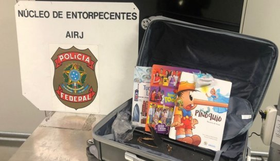 Sobrou para o Pinóquio: mulher é detida em aeroporto com cocaína dentro de livros infantis