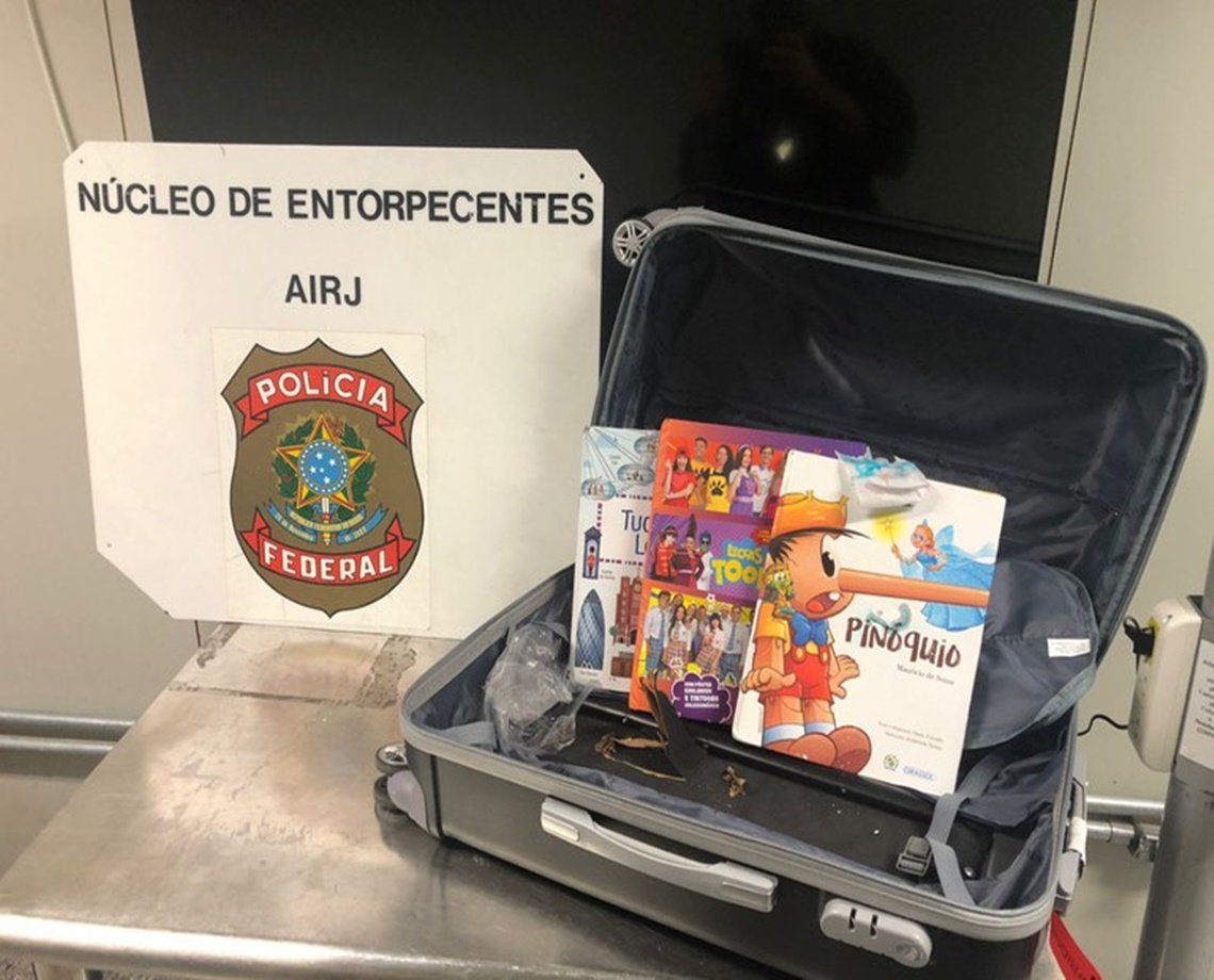 Sobrou para o Pinóquio: mulher é detida em aeroporto com cocaína dentro de livros infantis