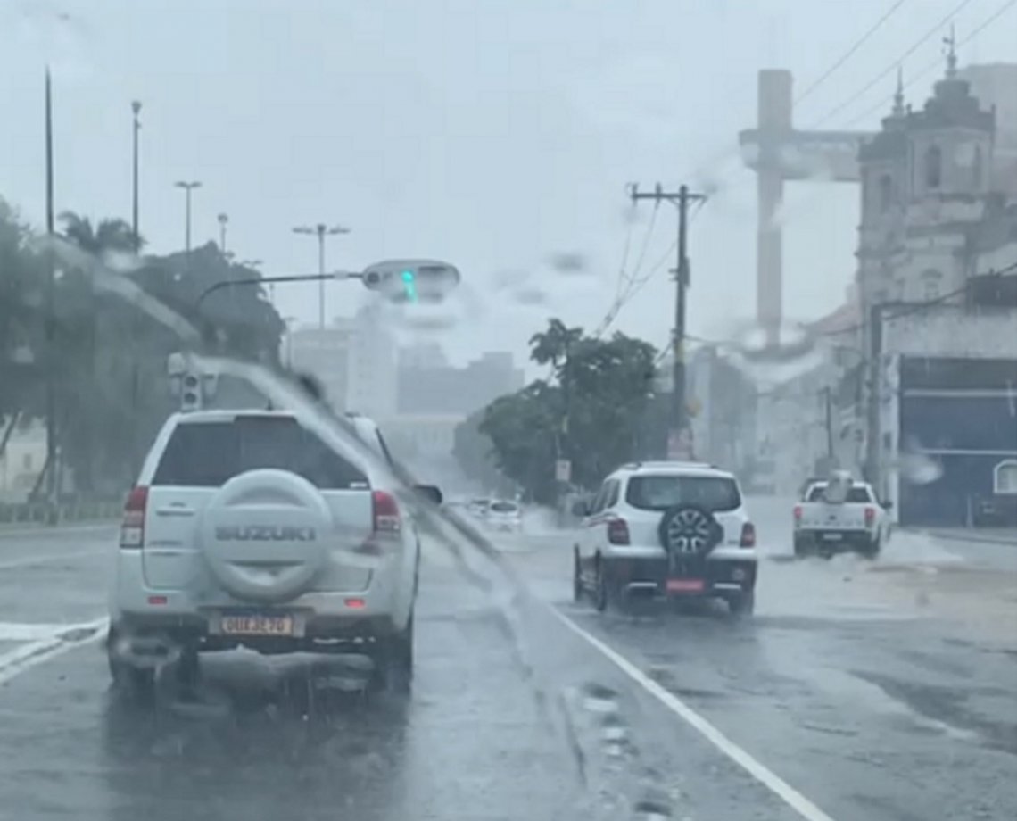 Chuva, raios e trov&otilde;es: Salvador tem madrugada de tempo fechado e &aacute;reas alagadas; situa&ccedil;&atilde;o &eacute; de alerta