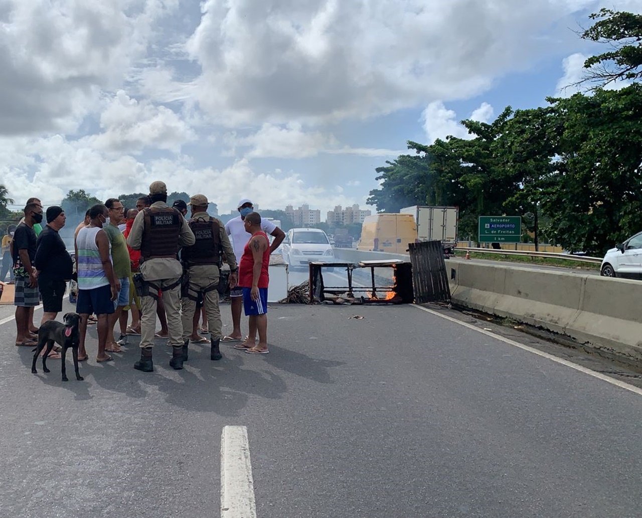 Moradores do Jardim das Margaridas sofrem com ruas alagadas por causa da chuva e fazem protesto na CIA/Aeroporto; assista