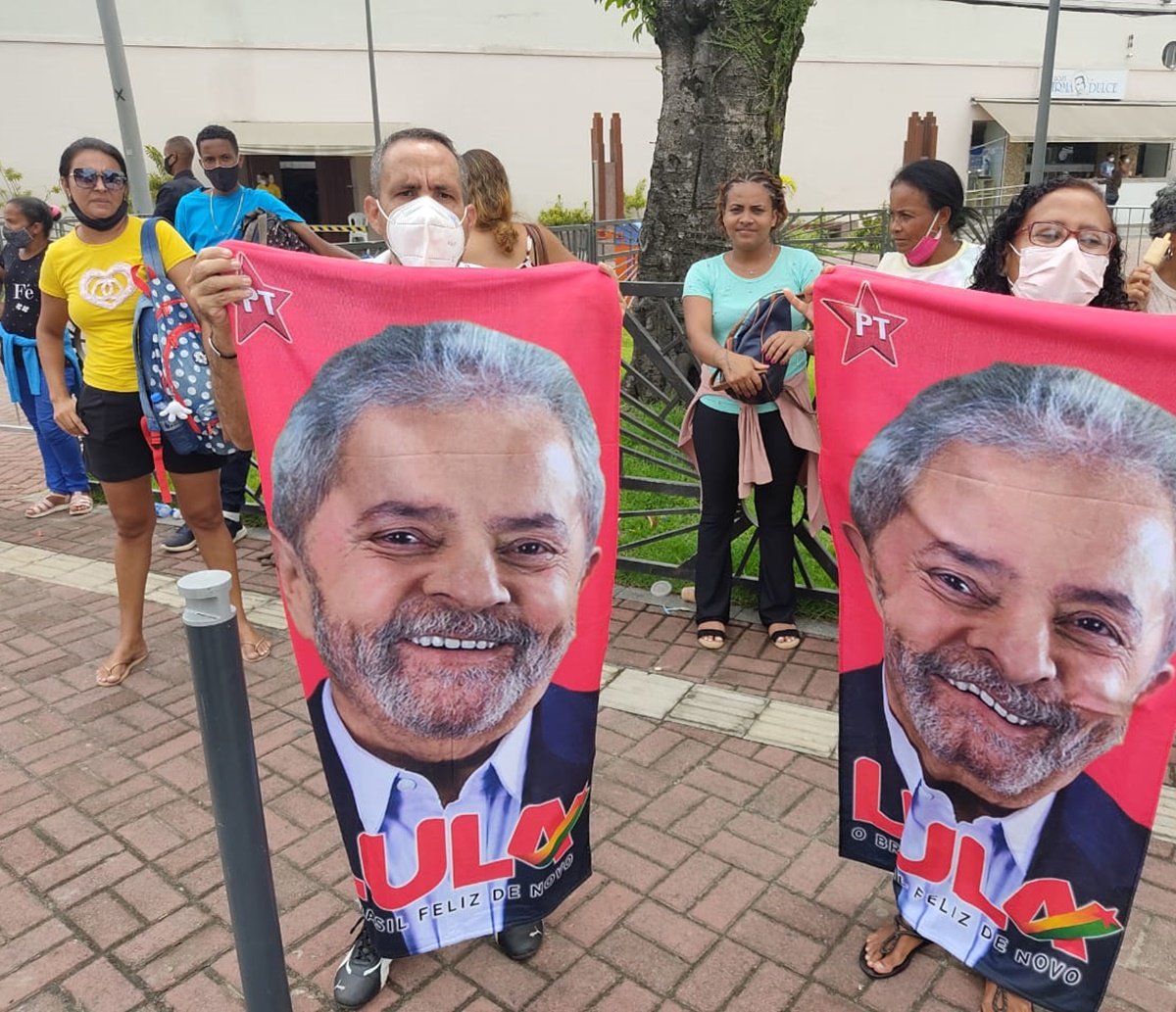 Oposicionistas provocam Bolsonaro em Salvador com toalhas de Lula; comerciantes aproveitam para lucrar