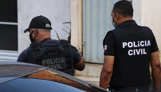 Sargento da PM dispara 14 tiros em bar após vítima recusar cerveja em Feira de Santana; ele está preso 