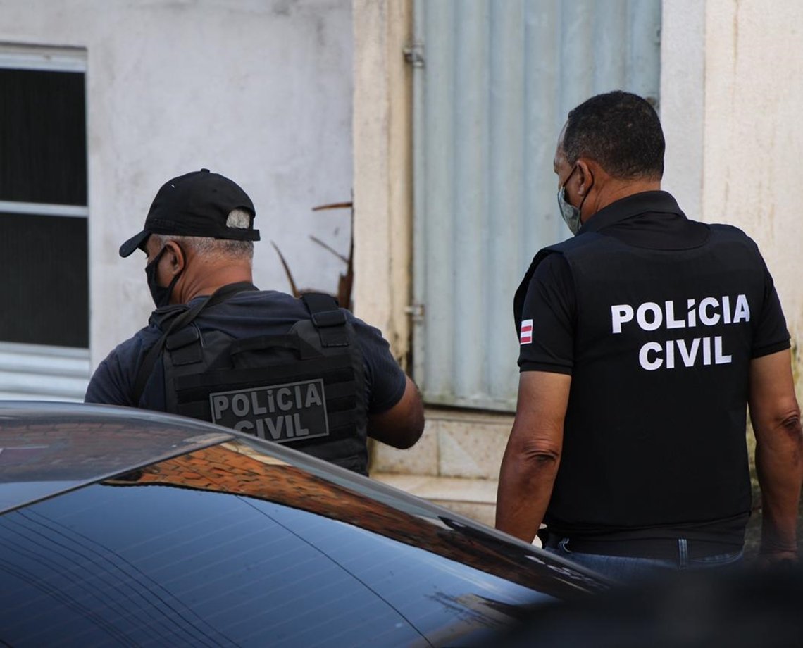 Sargento da PM dispara 14 tiros em bar após vítima recusar cerveja em Feira de Santana; ele está preso 