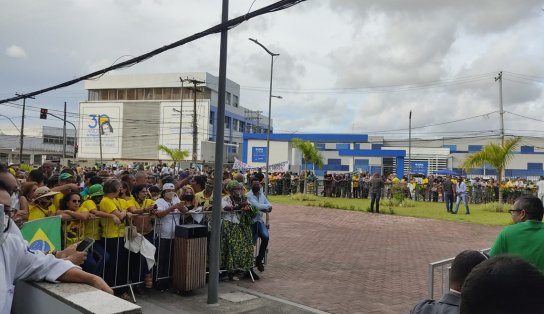 Bolsonaro faz carreata com apoiadores do Largo do Roma a Colina Sagrada 