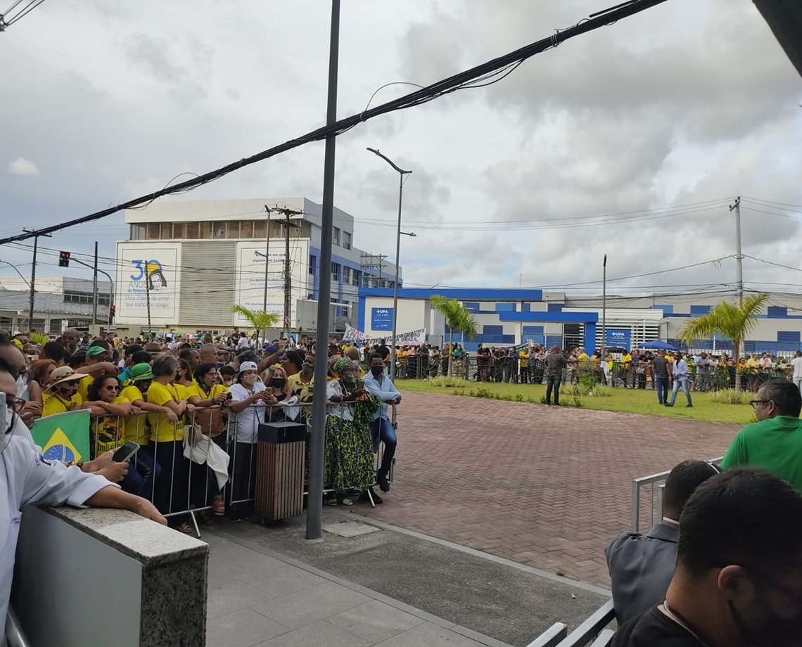 Bolsonaro faz carreata com apoiadores do Largo do Roma a Colina Sagrada 