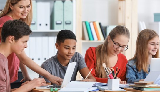 Governo disponibiliza especializações gratuitas para professores sobre novo ensino médio; veja como se inscrever