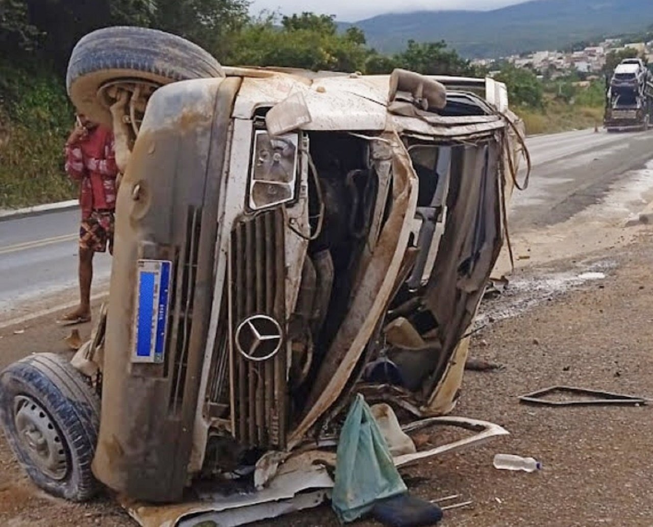 Impressionante! Carreta em alta velocidade atinge fundo de van e retira veículo da pista na Bahia; assista