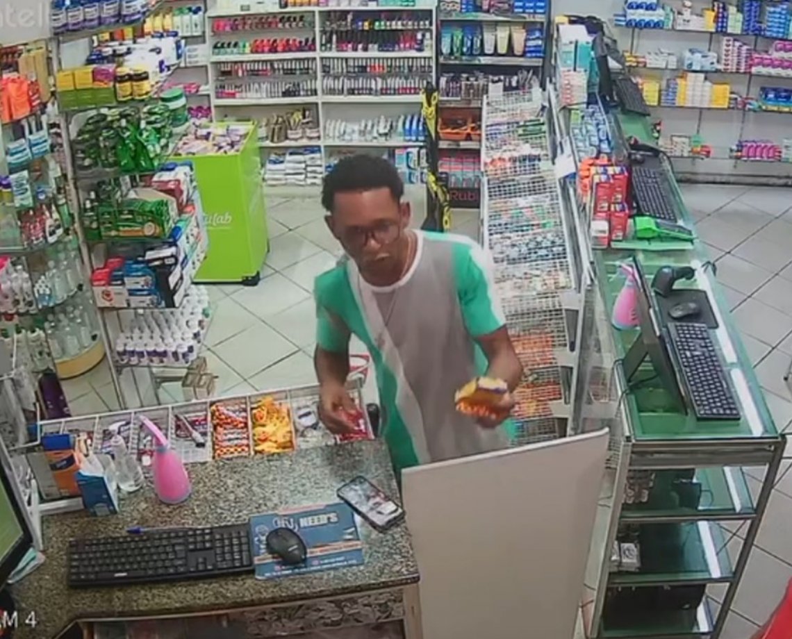 Vida dura! Bandido assalta farmácia em Salvador e leva remédio para disfunção erétil; assista
