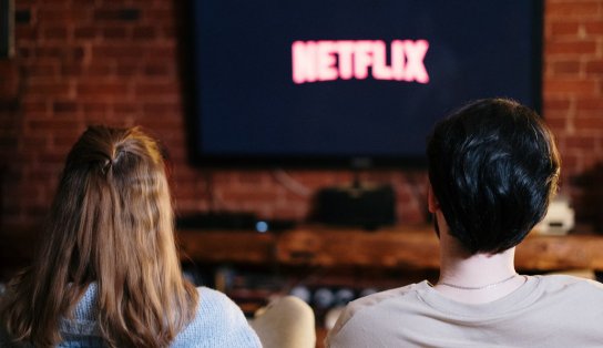 Fim da "ponga"? Netflix pretende taxar quem empresta sua conta para outras pessoas 