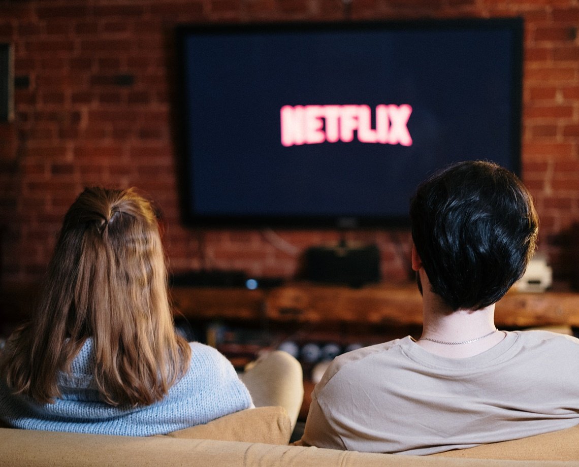 Fim da "ponga"? Netflix pretende taxar quem empresta sua conta para outras pessoas 