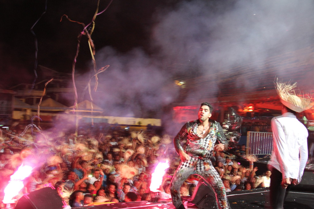 Com um mix de forró, funk, pagode e dance Gabriel Diniz levou o público ao delírio