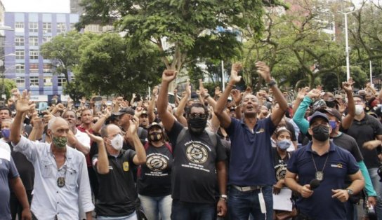 Policiais civis fazem manifestação na Avenida ACM e prometem entrar em greve na próxima semana