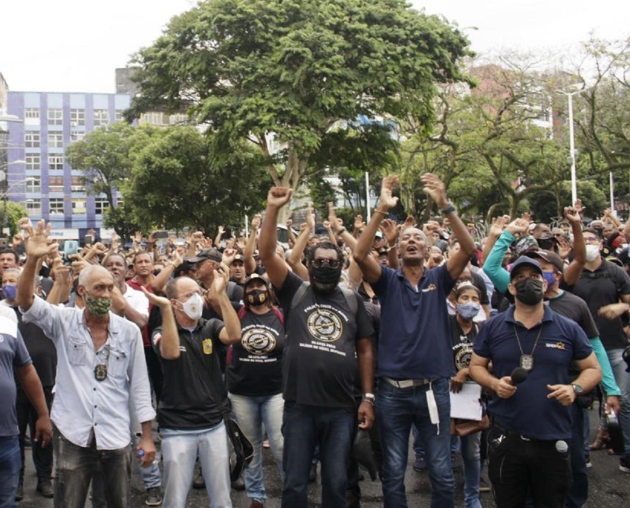 Policiais civis fazem manifestação na Avenida ACM e prometem entrar em greve na próxima semana