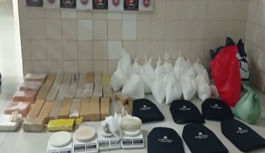 Carreto do crime: polícia apreende 47 kg de drogas e placas de coletes em um carro, na cidade de Barreiras