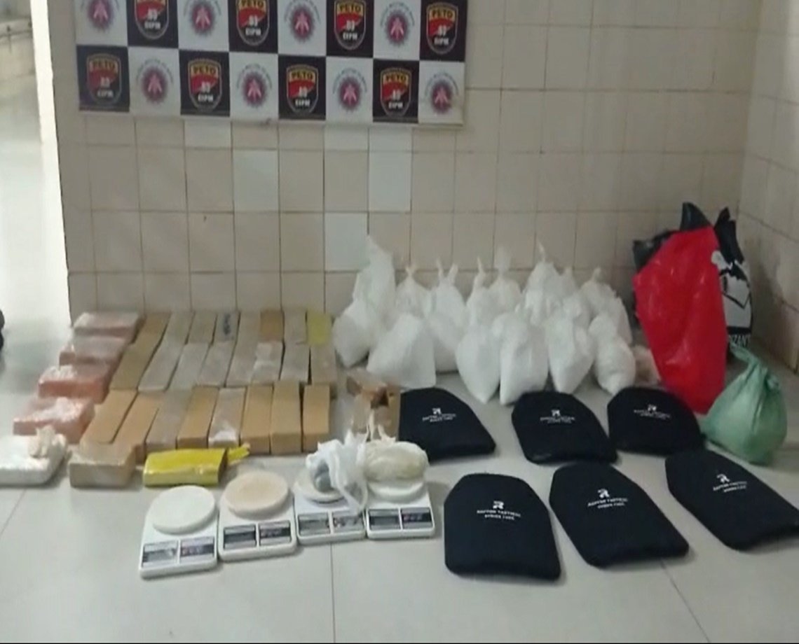 Carreto do crime: polícia apreende 47 kg de drogas e placas de coletes em um carro, na cidade de Barreiras