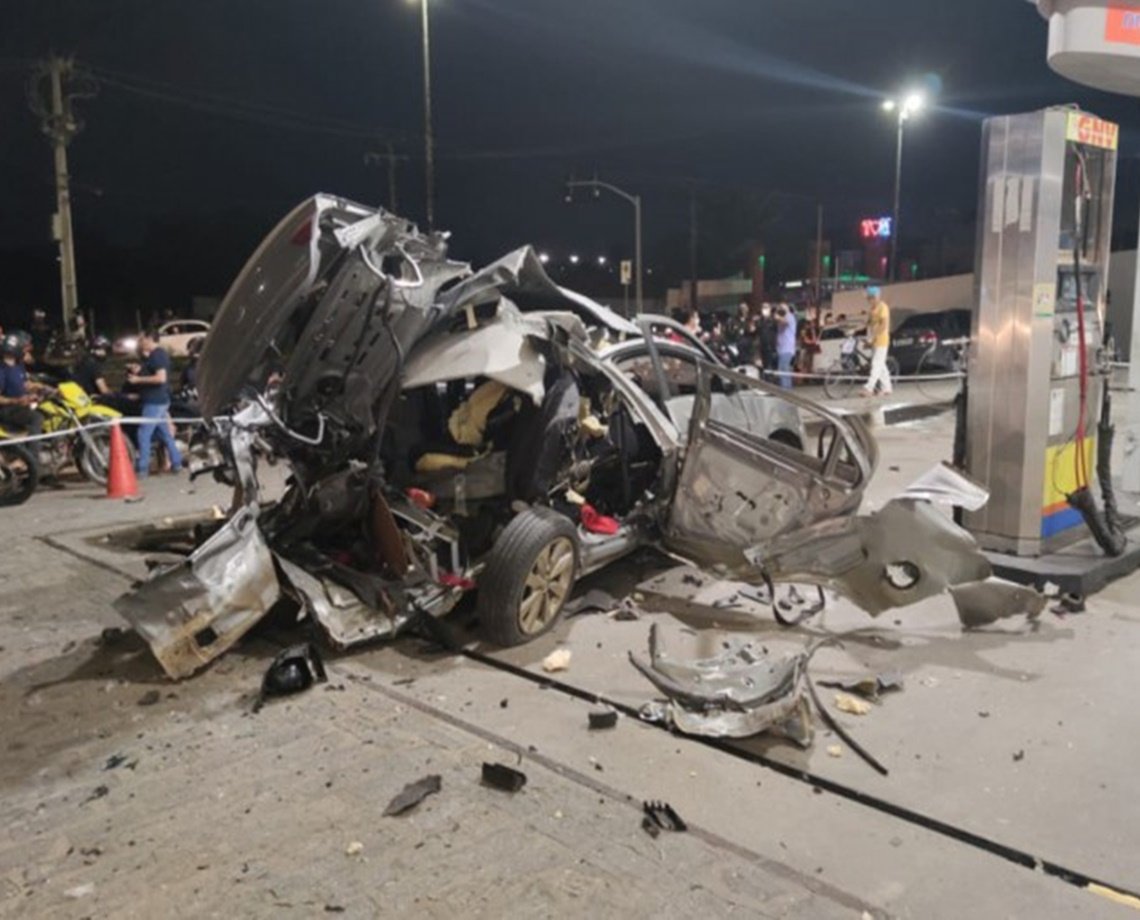 Durante abastecimento, cilindro de gás explode e destrói o carro completamente; veja vídeo