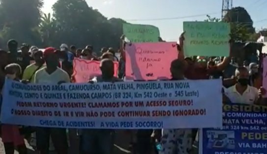 Moradores bloqueiam trecho da BR-324, em Amélia Rodrigues, e pedem construção de retorno na rodovia