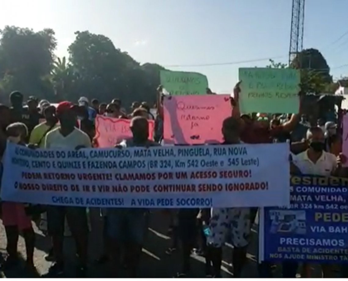 Moradores bloqueiam trecho da BR-324, em Amélia Rodrigues, e pedem construção de retorno na rodovia