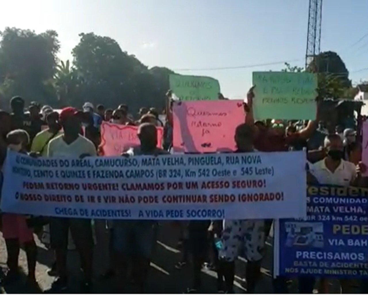 Moradores bloqueiam trecho da BR-324, em Amélia Rodrigues, e pedem construção de retorno na rodovia