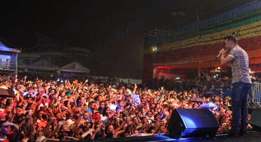 Sob chuva, público canta sucessos em coro com Tayrone Cigano