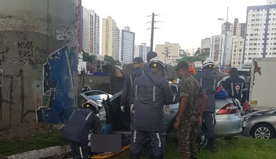 Idosos ficam feridos após carro colidir em pilastra da estrutura do Metrô de Salvador 