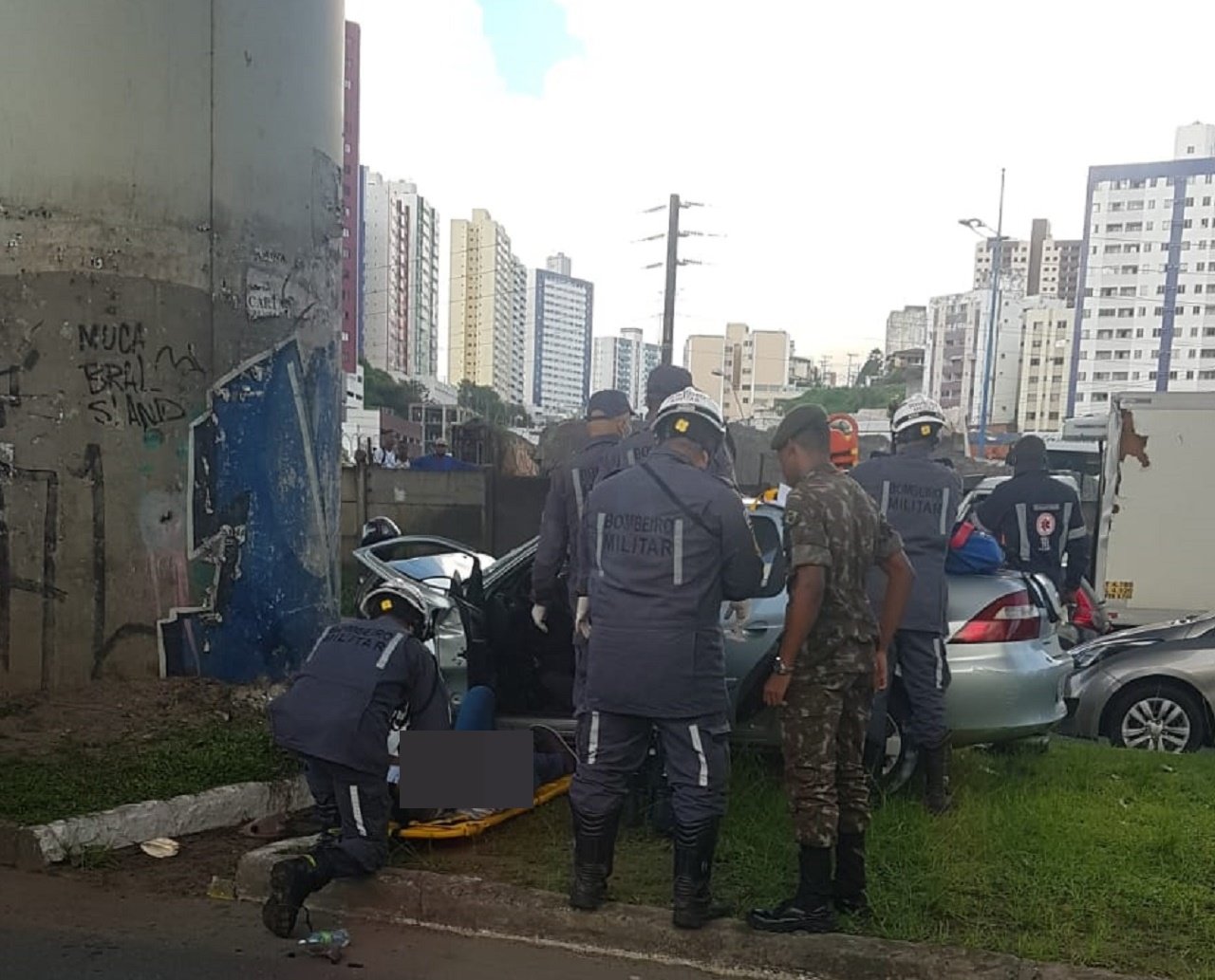 Idosos ficam feridos após carro colidir em pilastra da estrutura do Metrô de Salvador 