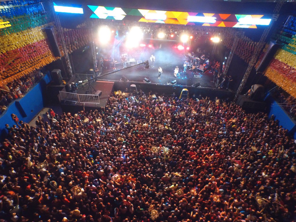 Simone e Simaria mostram no palco do Arraiá do Galinho 2015 o motivo do grande sucesso