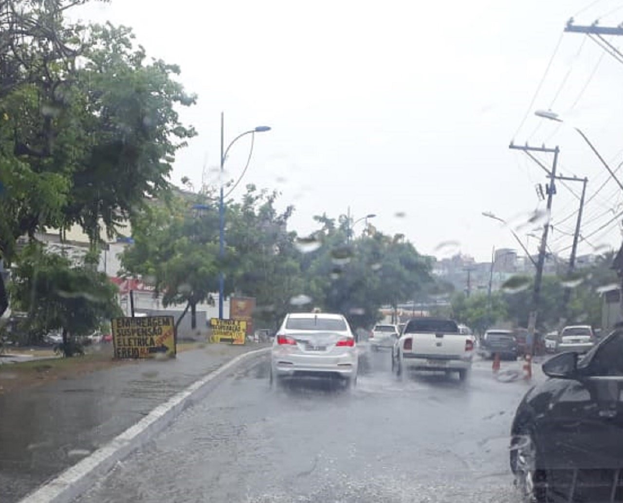 Salvador volta a ter tempo fechado com previsão de chuva ao longo do dia; vias de trânsito estão alagadas