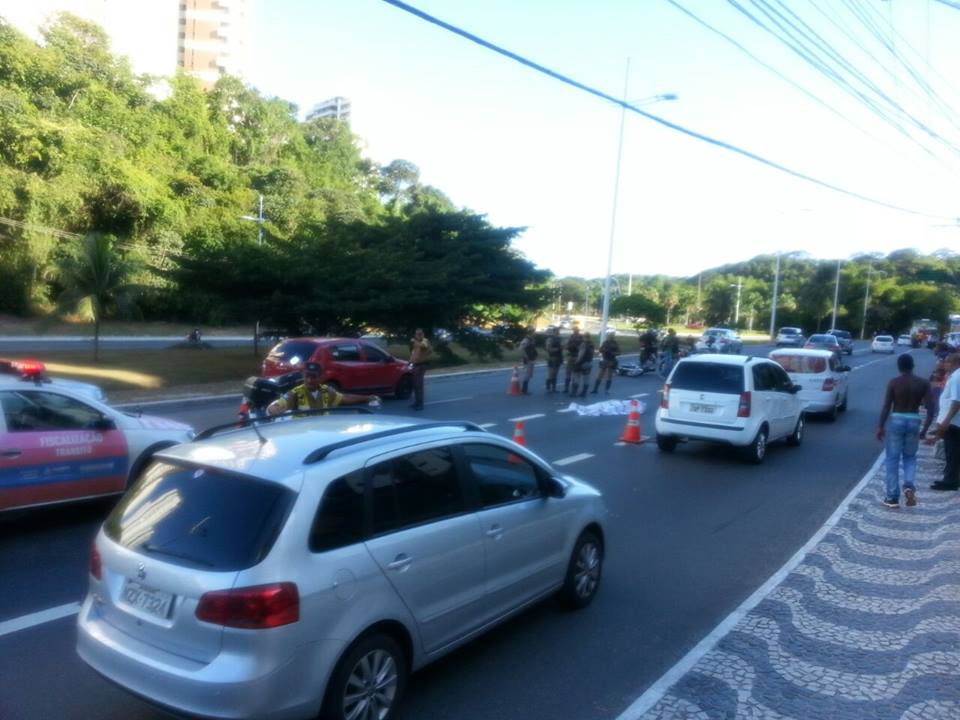 Cinco pessoas morrem em colisão entre carro e caminhão na BR-101