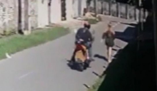 Motociclista é flagrado em ato de importunação sexual contra uma mulher; veja vídeo 