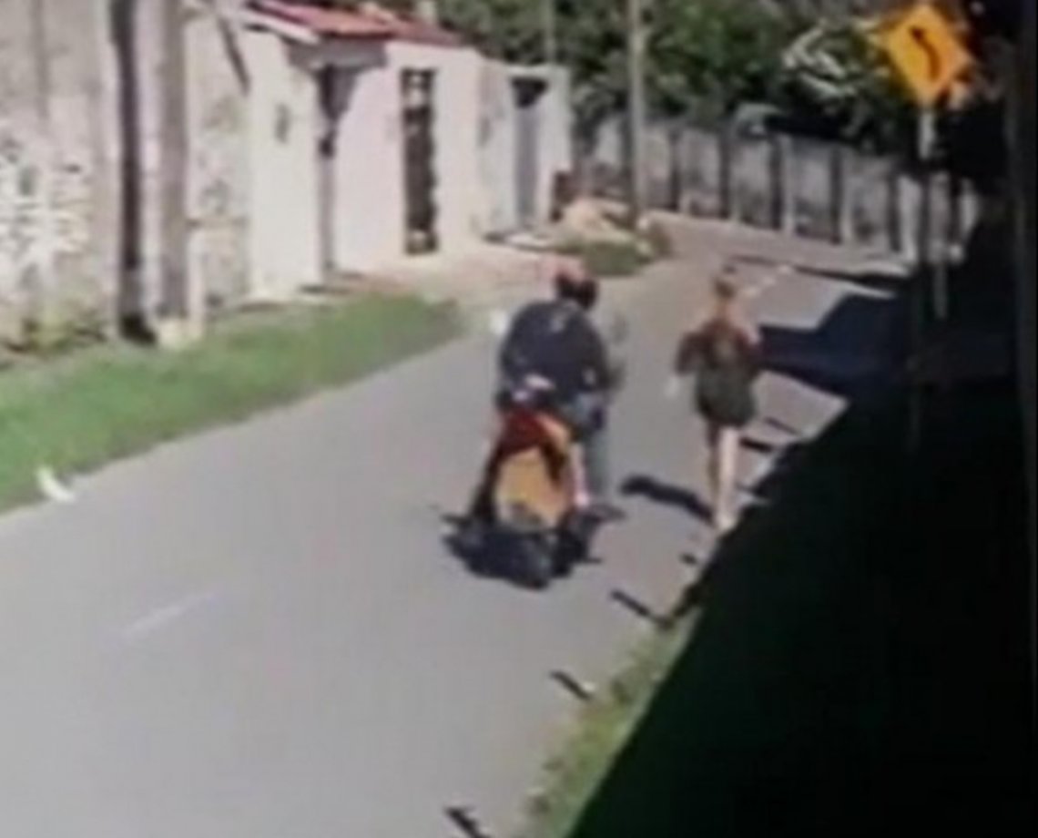 Motociclista é flagrado em ato de importunação sexual contra uma mulher; veja vídeo