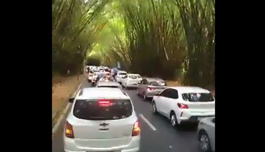 Parou tudo! Motoristas de transporte por aplicativo fecham entrada do Aeroporto de Salvador em protesto; veja vídeo