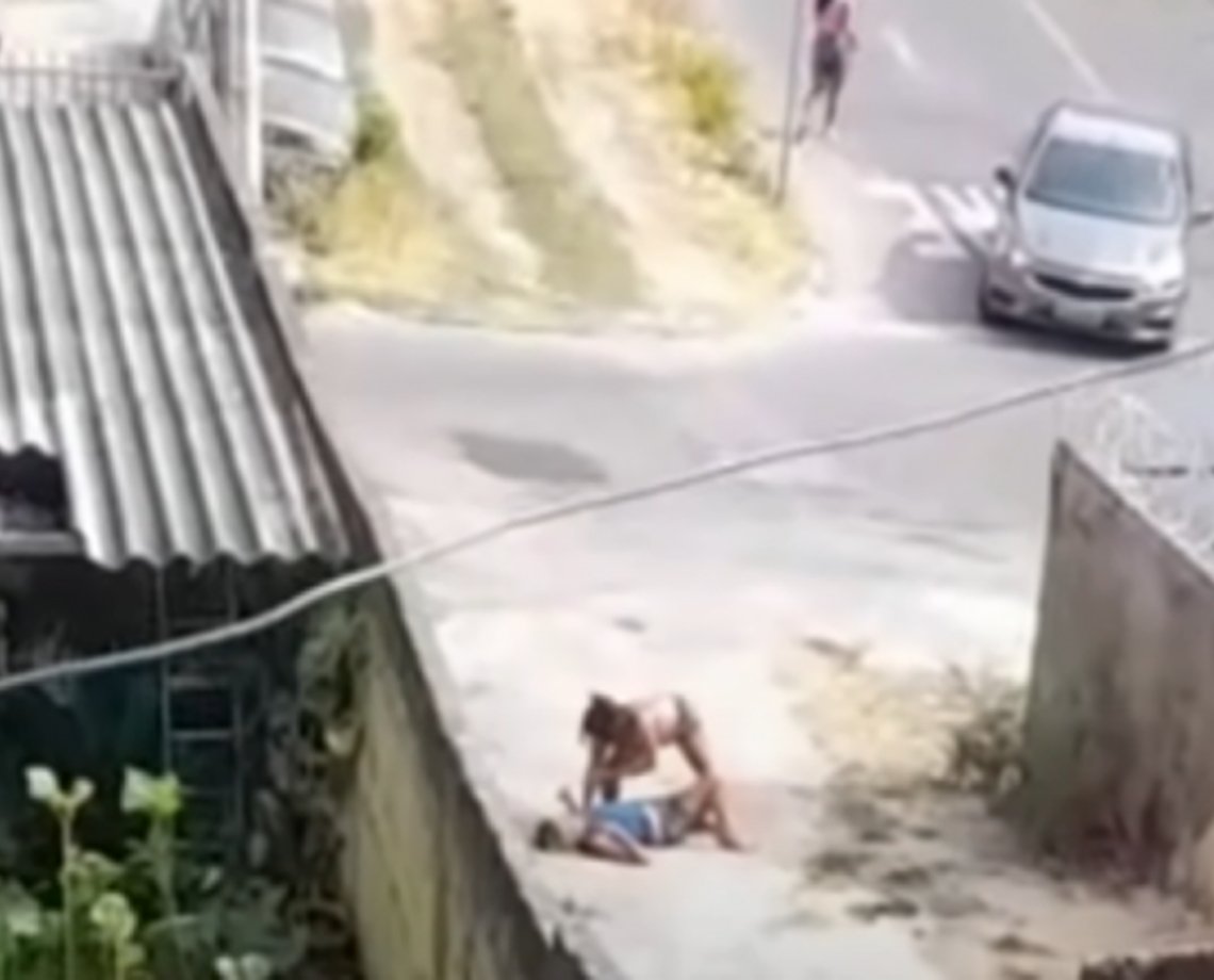 Mulher mata amiga após briga por causa de pacote de arroz; assista