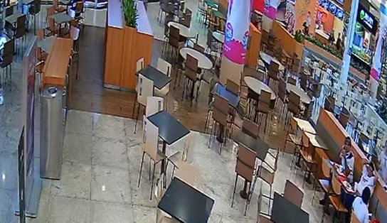 VÍDEO: homem é executado e mulher é baleada em praça de alimentação de shopping; atirador chegou tranquilamente ao local