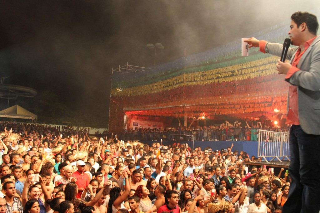 Seu Maxixe sobe no palco principal e fecha primeira noite do Arraiá do Galinho 2015