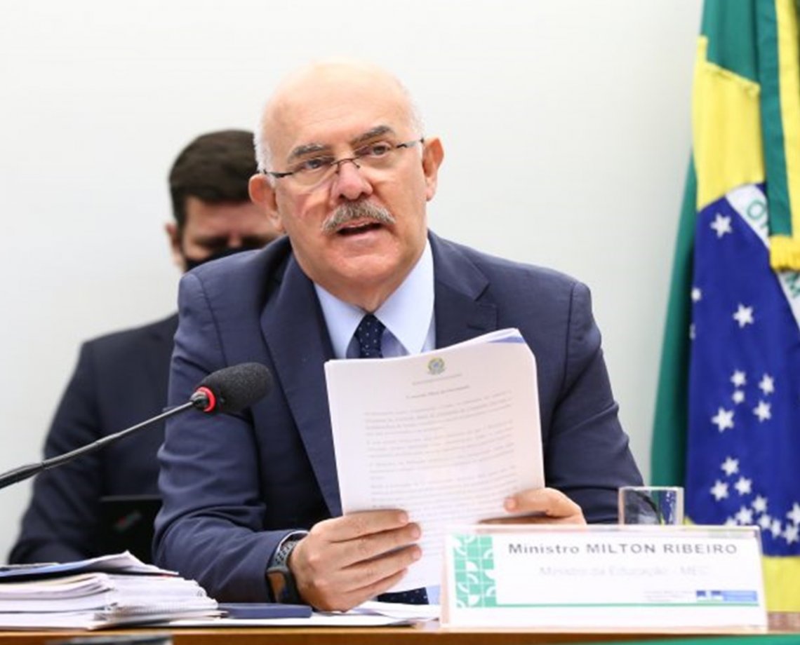 PF abre inquérito para investigar ministro da Educação